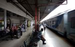 Pemudik di Stasiun Senen Membludak