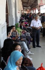 Pemudik di Stasiun Senen Membludak