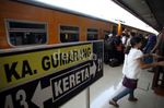 Pemudik di Stasiun Senen Membludak