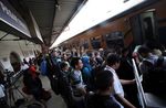 Pemudik di Stasiun Senen Membludak