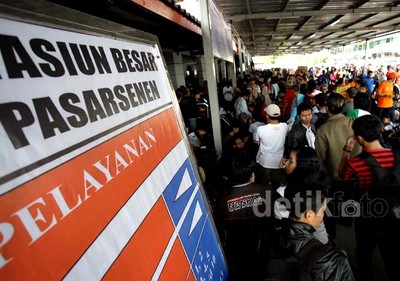 Pemudik di Stasiun Senen Membludak
