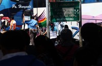 Para pengangkut barang membantu pemudik membawa tas dan kardus menuju ruang tunggu terminal