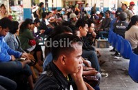 Pemudik menunggu di ruang tunggu terminal.