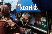 Awak bus membantun memasukkan barang ke bagasi.
