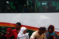 Ada yang siap untuk berangkat, tapi ada pula yang masih menunggu bus.