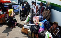 Sejumlah pemudik menunggu bus yang akan ditumpanginya menuju kampung halaman.