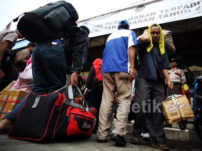Pemudik Padati Terminal Kampung Rambutan