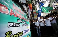 Ketua PBNU Said Aqil Siradj didampingi Direktur Finance and Strategy Bank Mandiri Pahala N. Mansury melepas keberangkatan pemudik di kantor PBNU, Jl Kramat Raya, Jakarta Pusat.