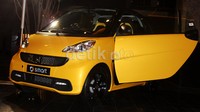 Dengan kombinasi warna kuning menyala dan hitam maskulin, smart fortwo cityflame ini benar-benar menarik perhatian.