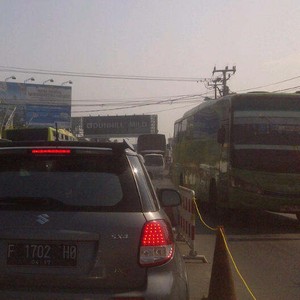Pertigaan Cikopo-Simpang Jomin Macet Total, Jarak 1,5 Km Ditempuh 2 Jam