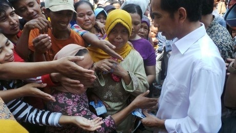 Jokowi Bagi-bagi THR di Rusun Marunda