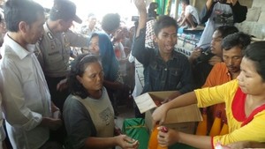 Ditemani Anak, Jokowi Bagi-bagi Sembako di Muara Angke