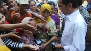 Jokowi Bagi-bagi THR di Rusun Marunda