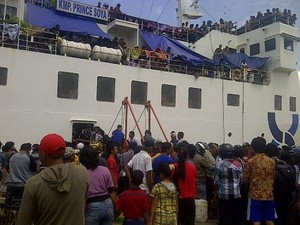 Memaksa Masuk Kapal, Penumpang Tercebur ke Sungai Mahakam