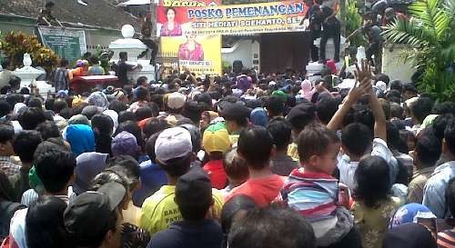 Ribuan Warga Berebut Pembagian Zakat di Kediaman Adik Soeharto