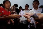 Jokowi Bagi-bagi THR di Muara Angke