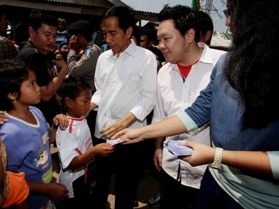 Jokowi Bagi-bagi THR di Muara Angke