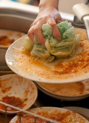 Pembantu Mudik? Ini Dia Trik Praktis dan Efisien Cuci Piring Sendiri