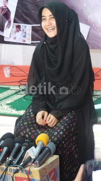 Senyum lebar menghiasi wajah Pipik. Desi Puspasari/DetikHot