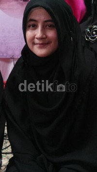 Wanita empat orang anak itu juga mengaku kerap didatangi Uje lewat mimpi. Desi Puspasari/DetikHot     