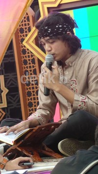 Zian mengaji dengan penuh penghayatan. Desi Puspasari/DetikHot