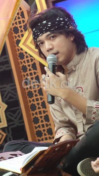 Zian tak pernah ketinggalan dengan atribut rocker-nya dengan slayer yang melingkar di kepalanya saat membaca Al Quran. Desi Puspasari/DetikHot