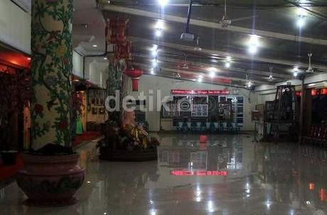 Pria Mencurigakan di Vihara Berkulit Putih, Muda dan Sopan