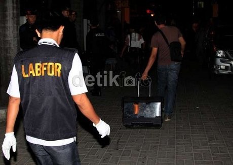 CCTV di Vihara Rekam Pemuda Berbaju Putih Membawa Tas Besar