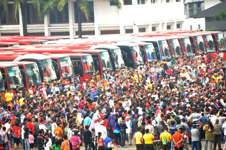 Ribuan Prajurit TNI AD dan Pedagang Mudik Bareng Pakai Bus