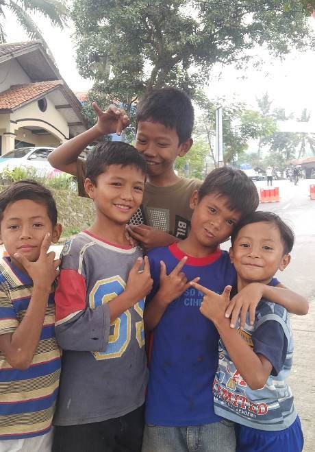 Bagi Anak-anak di Nagreg Ini, Macet Adalah Rezeki