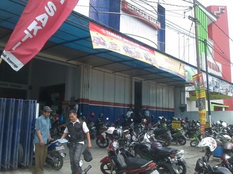 Pencuri Aneh! Tinggalkan Seabrek Hasil Curian, Kaos, dan Sandal di Atap