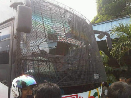 Hindari Lemparan Batu, Bus Pemudik Ini Pasang Jaring Besi di Kaca Depan Hindari Lemparan Batu, Bus Pemudik Ini Pasang Jaring Besi di Kaca Depan