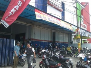 Pencuri Aneh! Tinggalkan Seabrek Hasil Curian, Kaos, dan Sandal di Atap