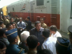 SBY Pantau Arus Mudik di Stasiun Senen