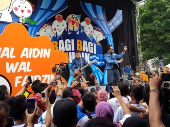 Sebelum diberangkatkan, para pemudik XL ini terlebih dulu dihibur oleh grup band Nidji dan duet MC kocak Ronal-Tieke.     