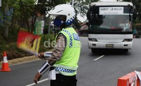 Seorang polisi mengalur lalu lintas di kawasan Nagreg.