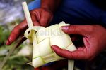 Jelang Lebaran Pedagang Bungkus Ketupat Marak