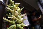 Jelang Lebaran Pedagang Bungkus Ketupat Marak