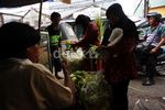 Jelang Lebaran Pedagang Bungkus Ketupat Marak