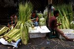 Jelang Lebaran Pedagang Bungkus Ketupat Marak