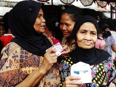 Jokowi Bagikan Zakat Mal di Tambora