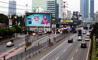 Sepanjang ruas Jalan Gatot Subroto tampak lengang. Padahal pada hari biasa di kawasan ini hampir selalu terjadi kemacetan panjang.
