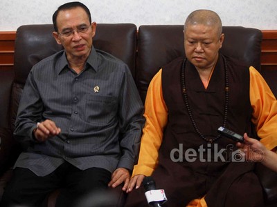 Menag Suryadharma Ali Kunjungi Vihara Ekayana