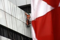 Seorang pekerja membersihkan gedung Kementerian Perhubungan, Jl Merdeka Barat, Jakarta Pusat. Lamhot Aritonang/detikFoto.