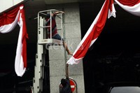 Sejumlah pekerja memasang umbul-umbul merah putih di gedung Kementerian Perhubungan, Jakarta. Lamhot Aritonang/detikFoto.