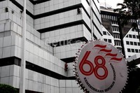 Pekerjamembersihkan gedung Kementerian Perhubungan, Jakarta. Lamhot Aritonang/detikFoto.