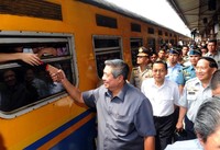 Presiden SBY didampingi Wapres Boediono menyambangi Stasiun KA Senen, Jakarta Pusat. (Setpres).