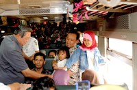 Presiden SBY berdialog dengan pemudik di dalam kereta api. (Setpres).