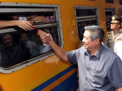 SBY Sidak Pemudik Bus dan Kereta Api