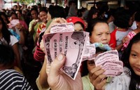 Tampak antusiasme warga yang memperoleh sembako gratis berdasarkan kupon yang sudah diedarkan beberapa hari sebelumnya.